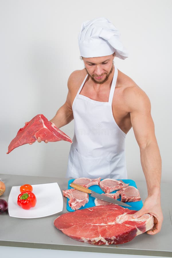 Bodybuilder de chef préparant de grands gros morceaux de viande crue protéines naturelles images stock Bodybuilder de chef préparant de grands gros morceaux de viande crue protéines naturelles images stock