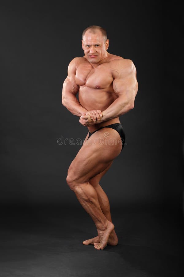Bodybuilder demonstruje ręki i iść na piechotę mięśnie obraz royalty free