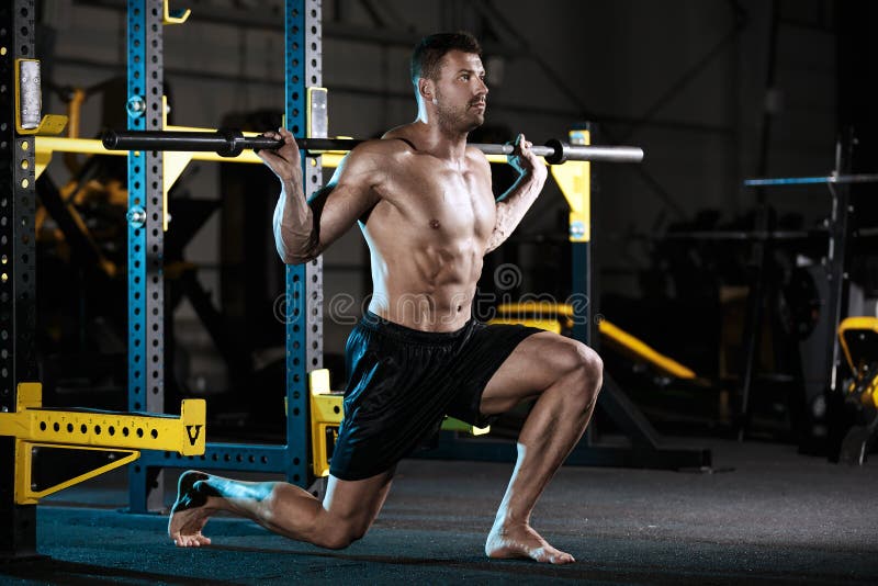 Bodybuilder die met gewichten uitoefenen stock afbeelding Bodybuilder die met gewichten uitoefenen stock afbeelding