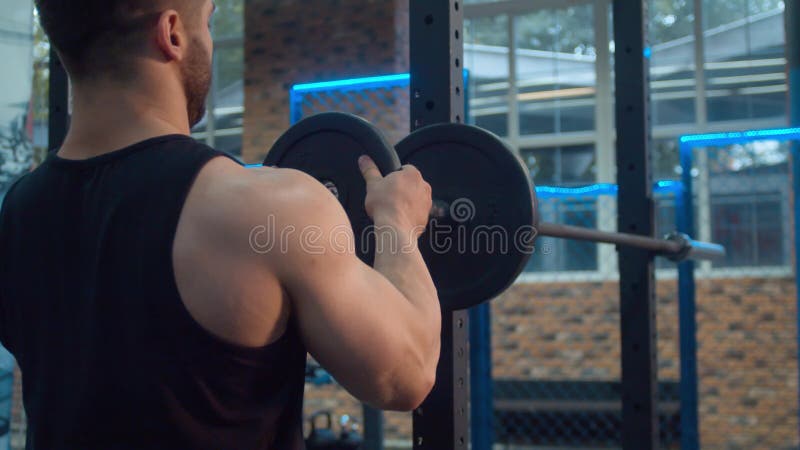 Bodybuilder kładzenie na ciężarach na barbell