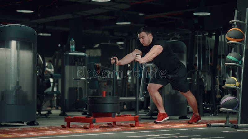 Homme Musclé Travaillant Dans Une Salle De Sport, Homme Fort, Le Fond Est  Noir