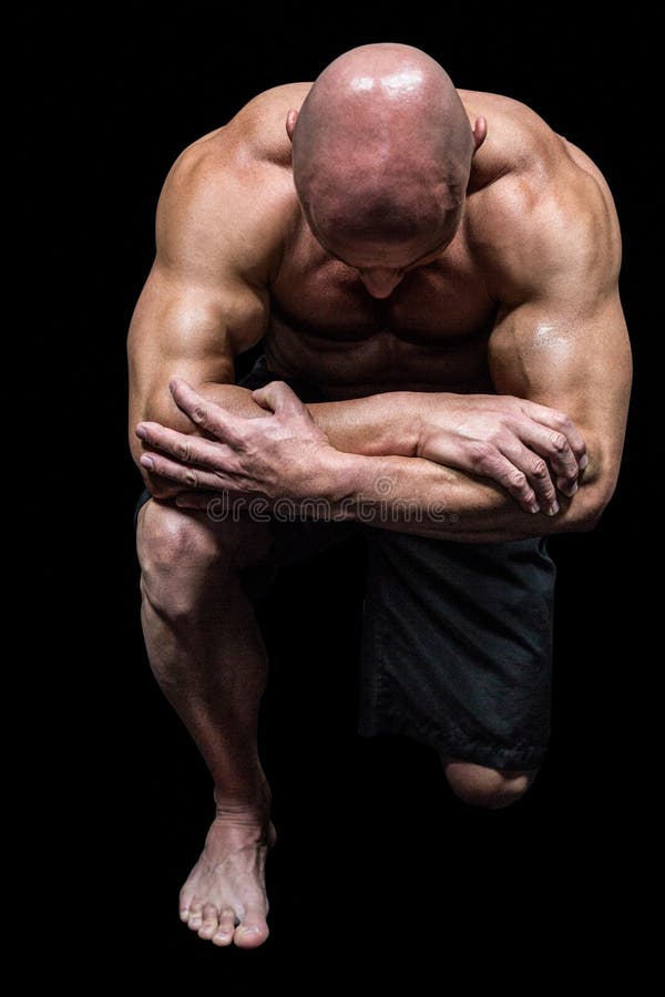 Bodybuilder se mettant à genoux vers le bas photos libres de droits