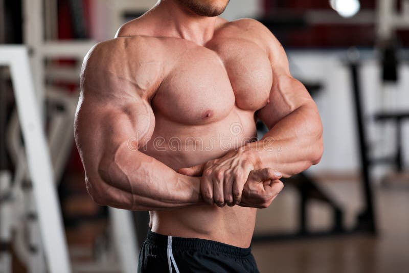 Bodybuilder Performing Side Chest Pose Stock Photo - Download Image Now -  Abdomen, Abdominal Muscle, Adult - iStock