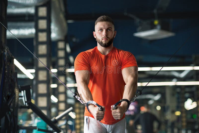 Bodybuilderkerl in der Turnhalle, die oben nah H?nde oben pumpt lizenzfreie stockbilder Bodybuilderkerl in der Turnhalle, die oben nah H?nde oben pumpt lizenzfreie stockbilder
