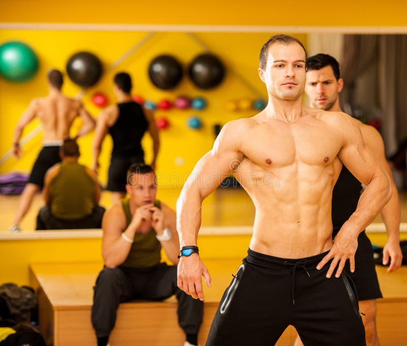 Bodybuildertrein het stellen vóór de concurrentie royalty-vrije stock afbeelding Bodybuildertrein het stellen vóór de concurrentie royalty-vrije stock afbeelding