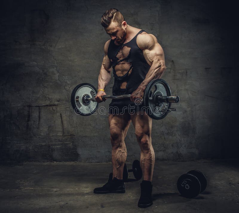 Bodybulder impressionante que faz o exercício do bíceps com barbell foto de stock royalty free Bodybulder impressionante que faz o exercício do bíceps com barbell foto de stock royalty free