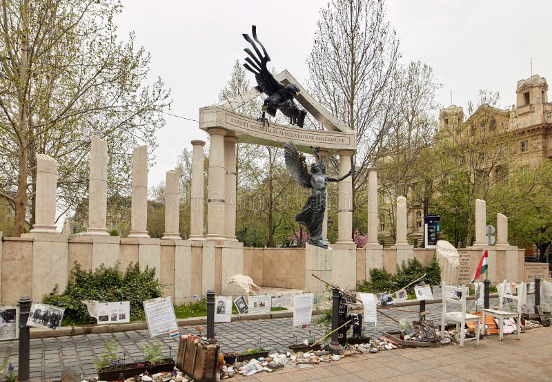 Boedapest, Hongarije - April 17, 2018: Vrijheidsvierkant Monumenten aan slachtoffers van Duits en Hongaars Nazisme stock foto's Boedapest, Hongarije - April 17, 2018: Vrijheidsvierkant Monumenten aan slachtoffers van Duits en Hongaars Nazisme stock foto's