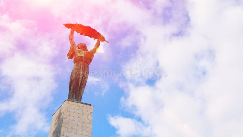 Boedapest, Hongarije - Satellietbeeld van het mooie Hongaarse Standbeeld van Vrijheid of Vrijheidsstandbeeldmonument en blauwe he stock afbeeldingen Boedapest, Hongarije - Satellietbeeld van het mooie Hongaarse Standbeeld van Vrijheid of Vrijheidsstandbeeldmonument en blauwe he stock afbeeldingen