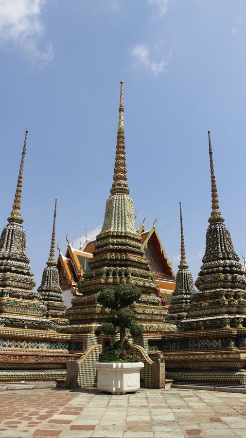 Boeddhisme Stupa met Kleurrijke die Bloemen wordt van Ceramisch worden gemaakt verfraaid die royalty-vrije stock foto Boeddhisme Stupa met Kleurrijke die Bloemen wordt van Ceramisch worden gemaakt verfraaid die royalty-vrije stock foto