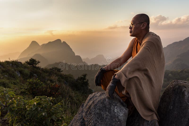 Boeddhistische hoofdmonnik die in bergen mediteren