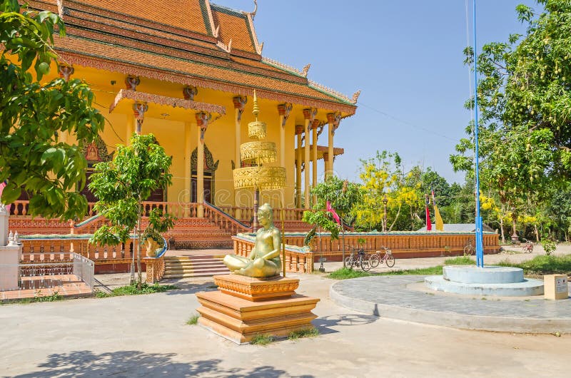 Boeddhistische tempel in een klein ver dorp Chong Koh in Kambodja stock afbeelding Boeddhistische tempel in een klein ver dorp Chong Koh in Kambodja stock afbeelding