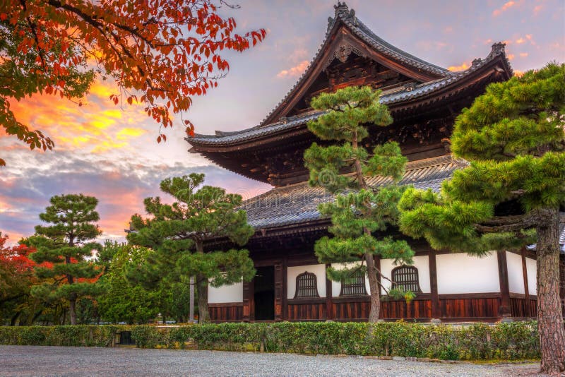 Boeddhistische tempel in Kyoto tijdens de herfstseizoen royalty-vrije stock foto's Boeddhistische tempel in Kyoto tijdens de herfstseizoen royalty-vrije stock foto's