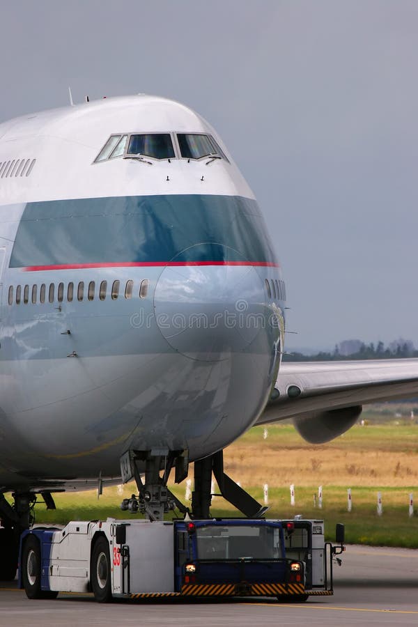 Boeing 747 beeing towed