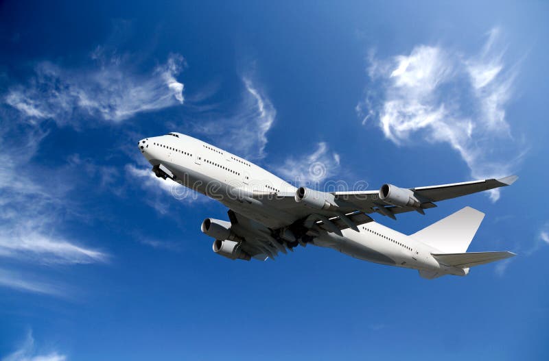 Bianco Boeing 747 Aereo in fase di decollo, su sfondo blu clean sky.