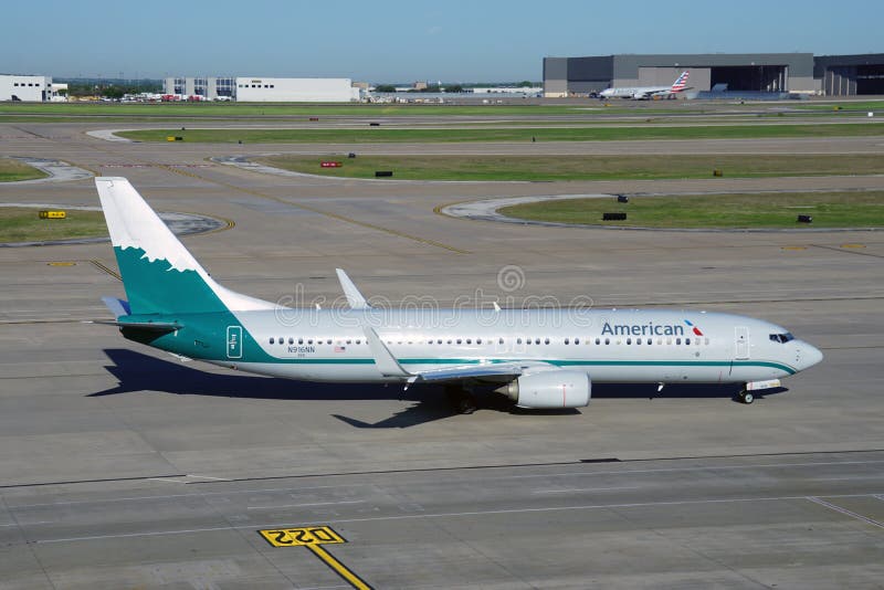 A Boeing 737-800 from American Airlines (AA) painted in the old livery colors of Piedmond Airlines royalty free stock photography A Boeing 737-800 from American Airlines (AA) painted in the old livery colors of Piedmond Airlines royalty free stock photography