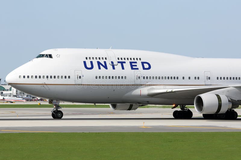 Boeing 747-400 av United Airlines i Chicago royaltyfri fotografi Boeing 747-400 av United Airlines i Chicago royaltyfri fotografi