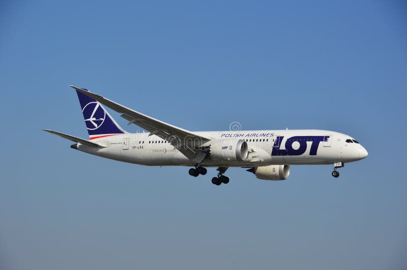 Boeing 787-8 Dreamliner - aereo di linee aeree del LOTTO fotografia stock libera da diritti Boeing 787-8 Dreamliner - aereo di linee aeree del LOTTO fotografia stock libera da diritti