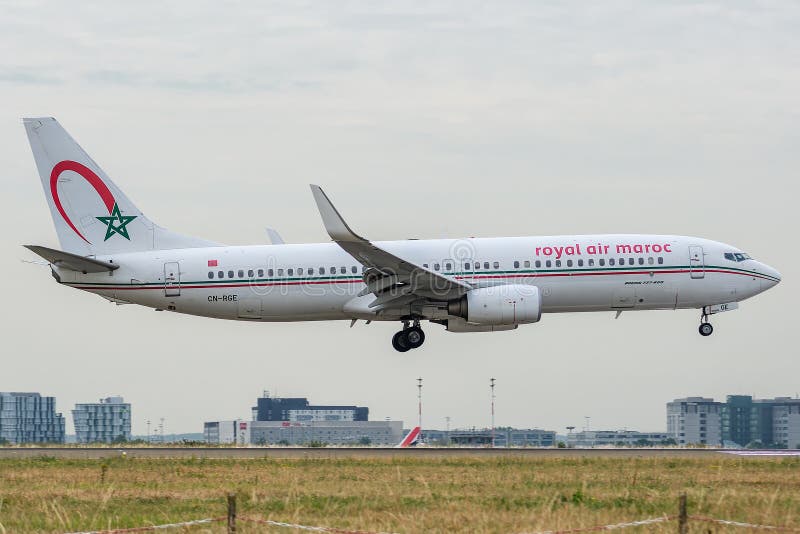 Boeing 737-86N door Royal Air Maroc bij het landen in werking wordt gesteld die royalty-vrije stock foto's Boeing 737-86N door Royal Air Maroc bij het landen in werking wordt gesteld die royalty-vrije stock foto's