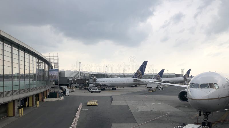Boeing samolot przy bram? przy Newark swobody lotniskiem mi?dzynarodowym obraz royalty free Boeing samolot przy bram? przy Newark swobody lotniskiem mi?dzynarodowym obraz royalty free