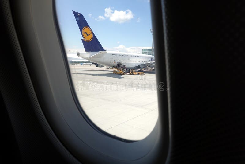 Boeing-vliegtuigen van Lufthansa-mening van vliegtuigvenster stock afbeeldingen Boeing-vliegtuigen van Lufthansa-mening van vliegtuigvenster stock afbeeldingen