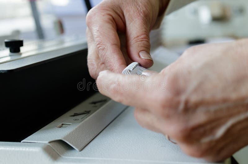 Boek het Binden Machineexploitant Het werk met Boek bindende machine stock foto Boek het Binden Machineexploitant Het werk met Boek bindende machine stock foto