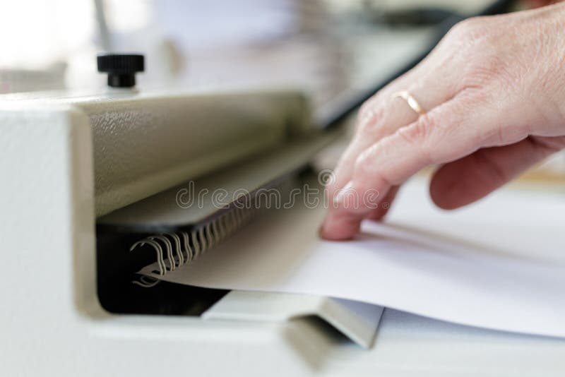 Boek het Binden Machineexploitant Het werk met Boek bindende machine stock afbeeldingen Boek het Binden Machineexploitant Het werk met Boek bindende machine stock afbeeldingen