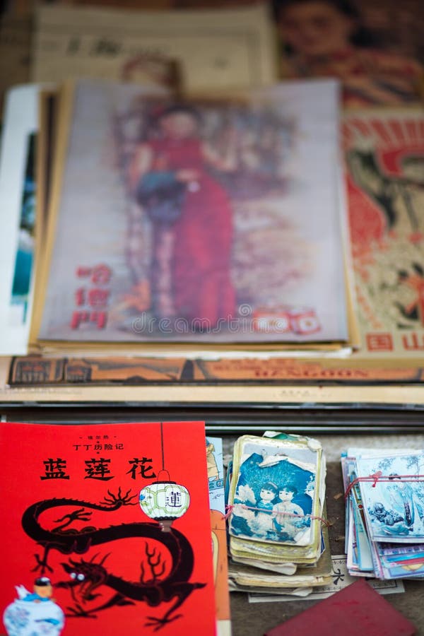 Boek tin-Tin in Chinees en andere oude en uitstekende producten royalty-vrije stock afbeelding Boek tin-Tin in Chinees en andere oude en uitstekende producten royalty-vrije stock afbeelding
