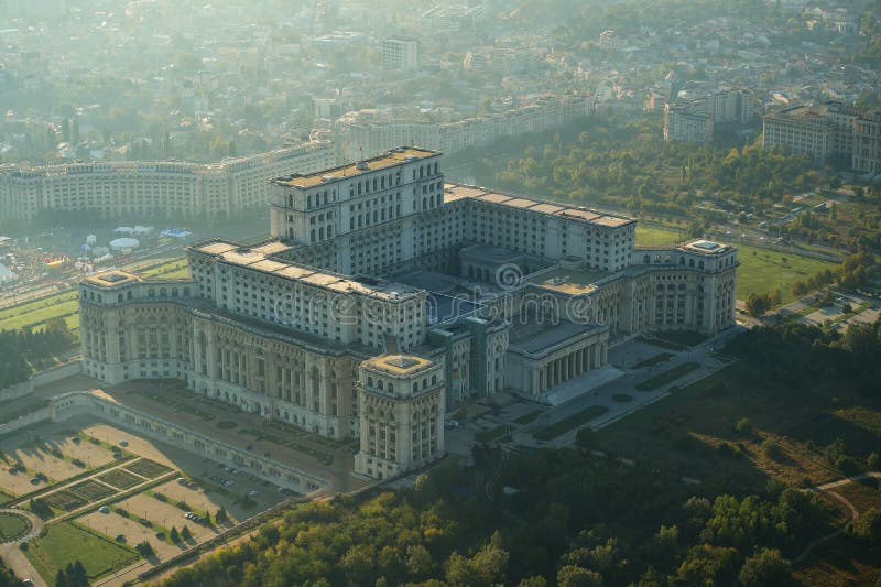 Boekarest, Roemenië, 10 April, 2015: Luchtmening van het Paleis van het Parlement in Boekarest stock fotografie Boekarest, Roemenië, 10 April, 2015: Luchtmening van het Paleis van het Parlement in Boekarest stock fotografie