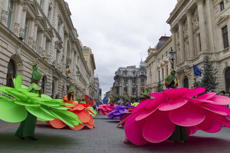 Boekarest, Roemenië - Mei 30, 2014: De vrouwelijke dansers in exotische kleurrijke Carnaval-kostuums stellen de Reuzebloemen voor stock afbeelding Boekarest, Roemenië - Mei 30, 2014: De vrouwelijke dansers in exotische kleurrijke Carnaval-kostuums stellen de Reuzebloemen voor stock afbeelding