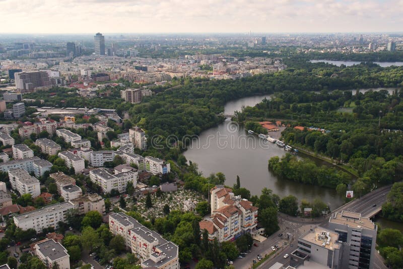 Boekarest, Roemenië, 15 Mei, 2016: Luchtmening van Herastrau-Park stock fotografie Boekarest, Roemenië, 15 Mei, 2016: Luchtmening van Herastrau-Park stock fotografie