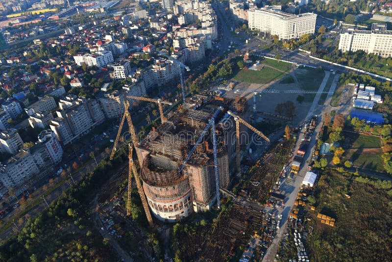 Boekarest, Roemenië, 9 Oktober, 2016: De bouw van de grootste kathedraal in Boekarest stock foto Boekarest, Roemenië, 9 Oktober, 2016: De bouw van de grootste kathedraal in Boekarest stock foto