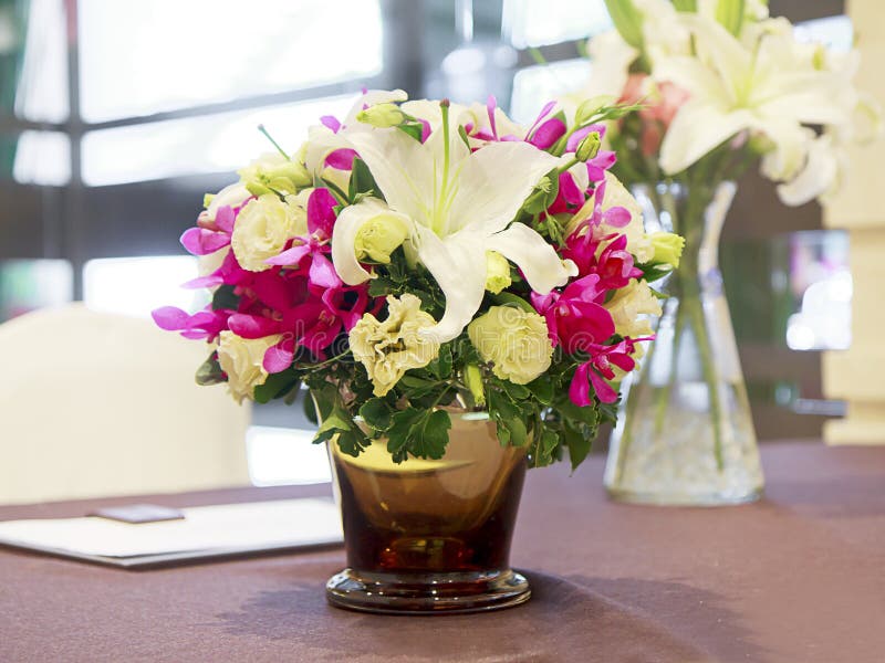 Boeket bloemen in een glazen vaas royalty-vrije stock foto