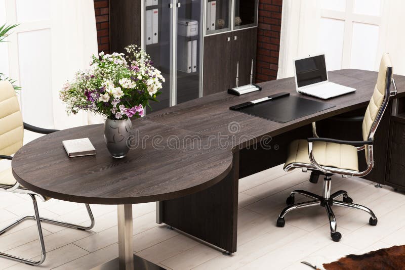 Boeket van bloemen op bureau stock afbeeldingen Boeket van bloemen op bureau stock afbeeldingen