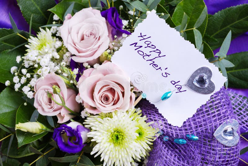 Boeket van bloemen voor de dag van de moeder met kaart royalty-vrije stock afbeelding Boeket van bloemen voor de dag van de moeder met kaart royalty-vrije stock afbeelding