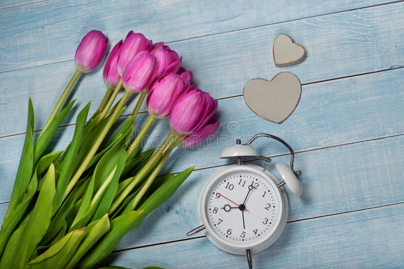 Boeket van Tulpen met wekker en een houten hart stock afbeeldingen Boeket van Tulpen met wekker en een houten hart stock afbeeldingen