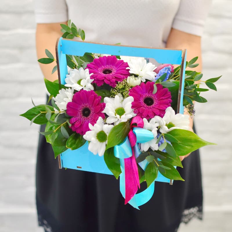 Boeket van zachte bloemen in blauwe woodwndoos stock afbeelding Boeket van zachte bloemen in blauwe woodwndoos stock afbeelding