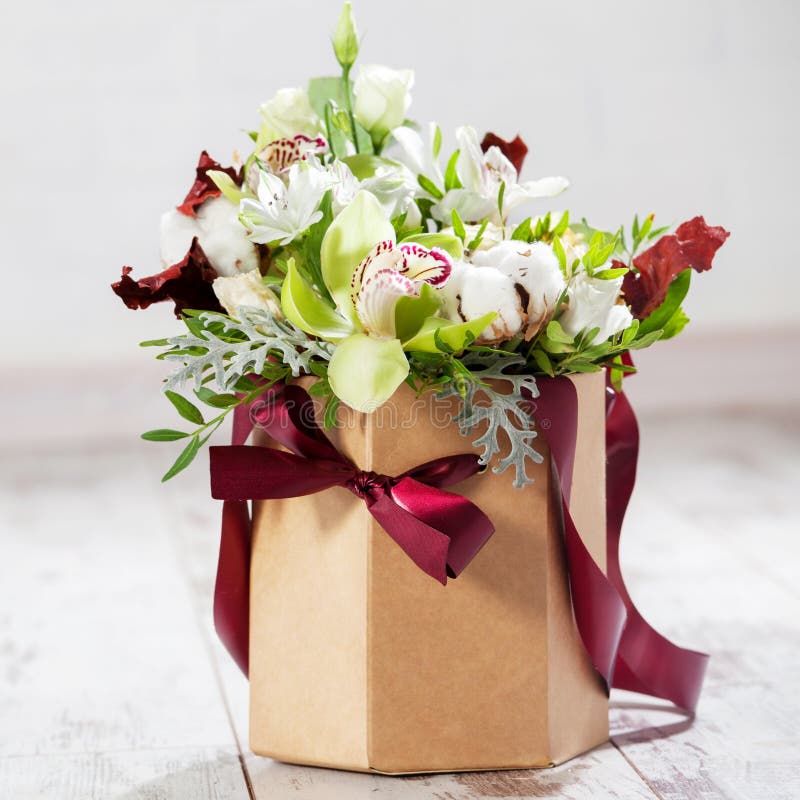 Boeket bloemen op de vloer royalty-vrije stock foto's