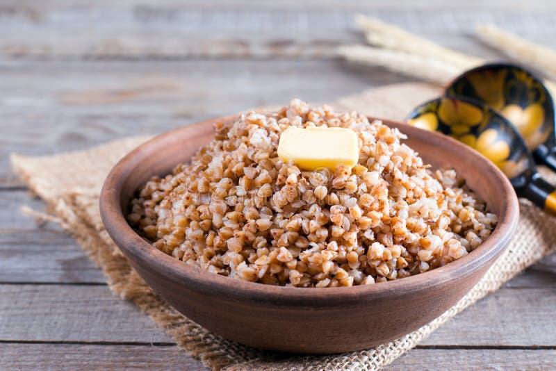 Boekweithavermoutpap met boter - het gezonde eten stock afbeeldingen Boekweithavermoutpap met boter - het gezonde eten stock afbeeldingen