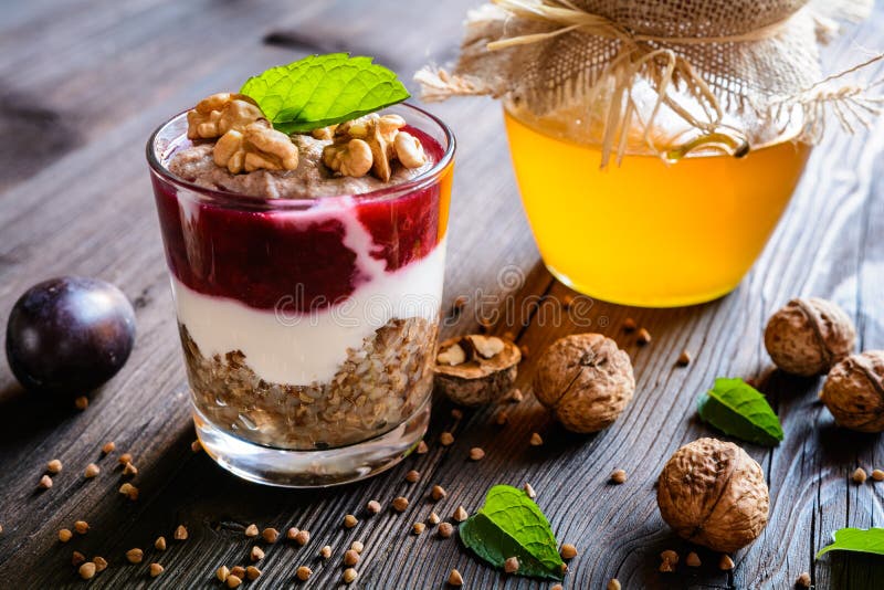 Boekweithavermoutpap met honing, yoghurt, okkernoten en pruimpuree royalty-vrije stock afbeelding Boekweithavermoutpap met honing, yoghurt, okkernoten en pruimpuree royalty-vrije stock afbeelding