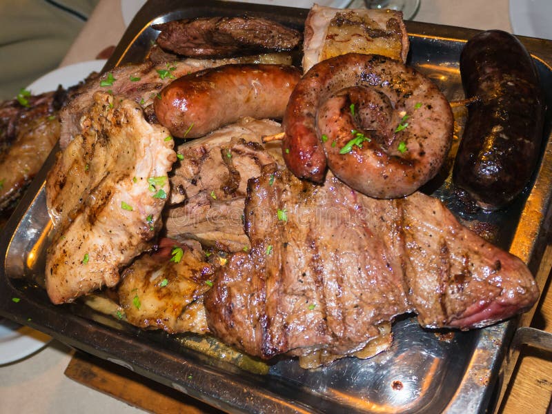 Boeuf et saucisses de rôti typiques en Argentine images libres de droits Boeuf et saucisses de rôti typiques en Argentine images libres de droits