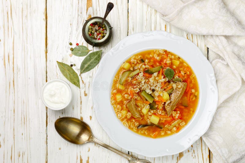 Boeuf russe traditionnel de Rassolnik de soupe avec les concombres marinés photo stock Boeuf russe traditionnel de Rassolnik de soupe avec les concombres marinés photo stock