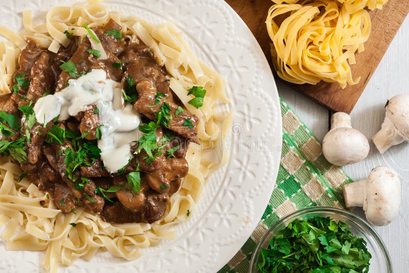 Boeuf Stroganoff Fait Maison Avec Des Champignons Image stock - Image ...