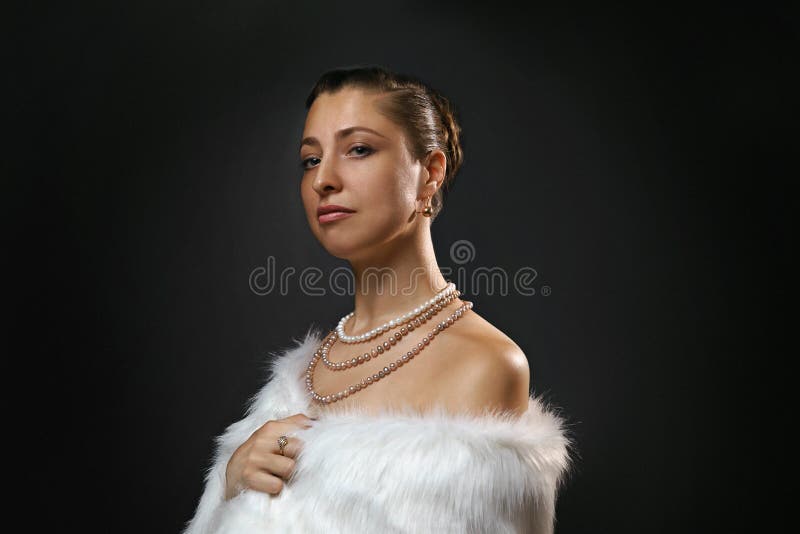 Bogaty styl ?ycia Pi?kna plciowa kobieta jest ubranym jewellery i bia?ego futerkowego kamizelki pi?kno, moda obraz stock Bogaty styl ?ycia Pi?kna plciowa kobieta jest ubranym jewellery i bia?ego futerkowego kamizelki pi?kno, moda obraz stock