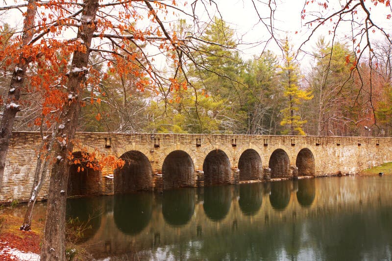 7-bogenbrug en dam bij Cumberland Mtn. State Park stock fotografie