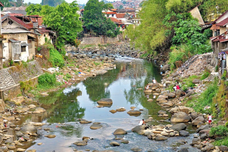 BOGOR, INDONESIA DICEMBRE, 13 DEL 2015: Locali che fanno le attività domestiche lungo il fiume in Bogor, Indonesia fotografia stock libera da diritti BOGOR, INDONESIA DICEMBRE, 13 DEL 2015: Locali che fanno le attività domestiche lungo il fiume in Bogor, Indonesia fotografia stock libera da diritti
