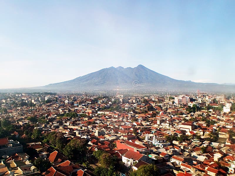 Bogor stad och salakberg royaltyfri bild Bogor stad och salakberg royaltyfri bild