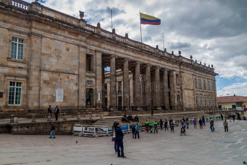 BOGOTA COLOMBIA - SEPTEMBER 24, 2015: Nationell Kapitolium på den Bolivar fyrkanten i mitten av Bogo royaltyfria foton BOGOTA COLOMBIA - SEPTEMBER 24, 2015: Nationell Kapitolium på den Bolivar fyrkanten i mitten av Bogo royaltyfria foton