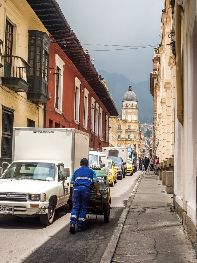 Bogota 13-ое сентября 2013 Колумбия : Улица bogota со зданиями большого движения колониальными и представления в районе канделярии холма monserrate и narino дома