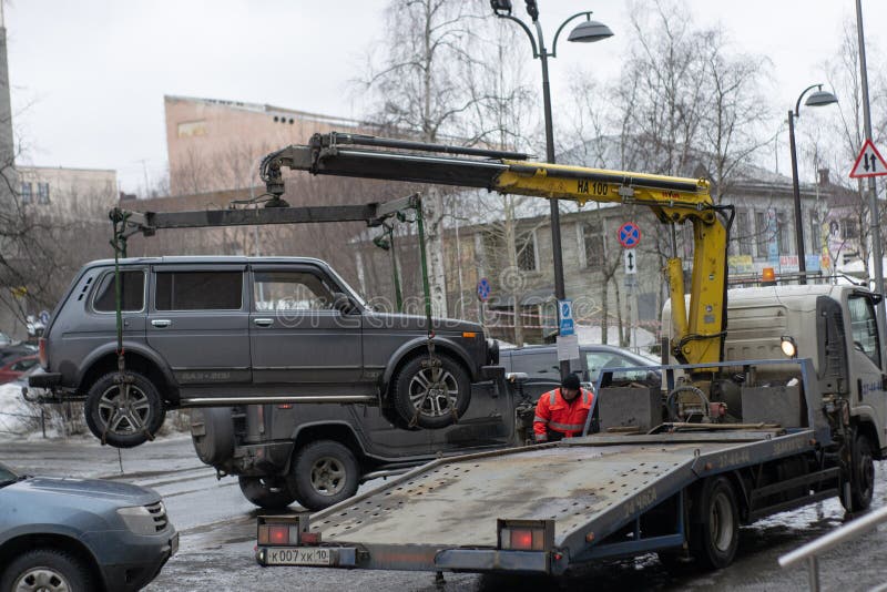 Bogsera av den olagligt parkerade bilen som har ?vertr?dt lokal trafik och parkeralagar royaltyfri bild Bogsera av den olagligt parkerade bilen som har ?vertr?dt lokal trafik och parkeralagar royaltyfri bild