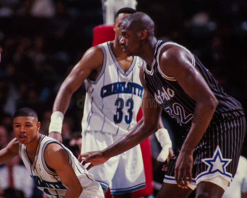 Bogues De Mugsy Contra Shaquille O'Neal Imagen editorial Imagen de